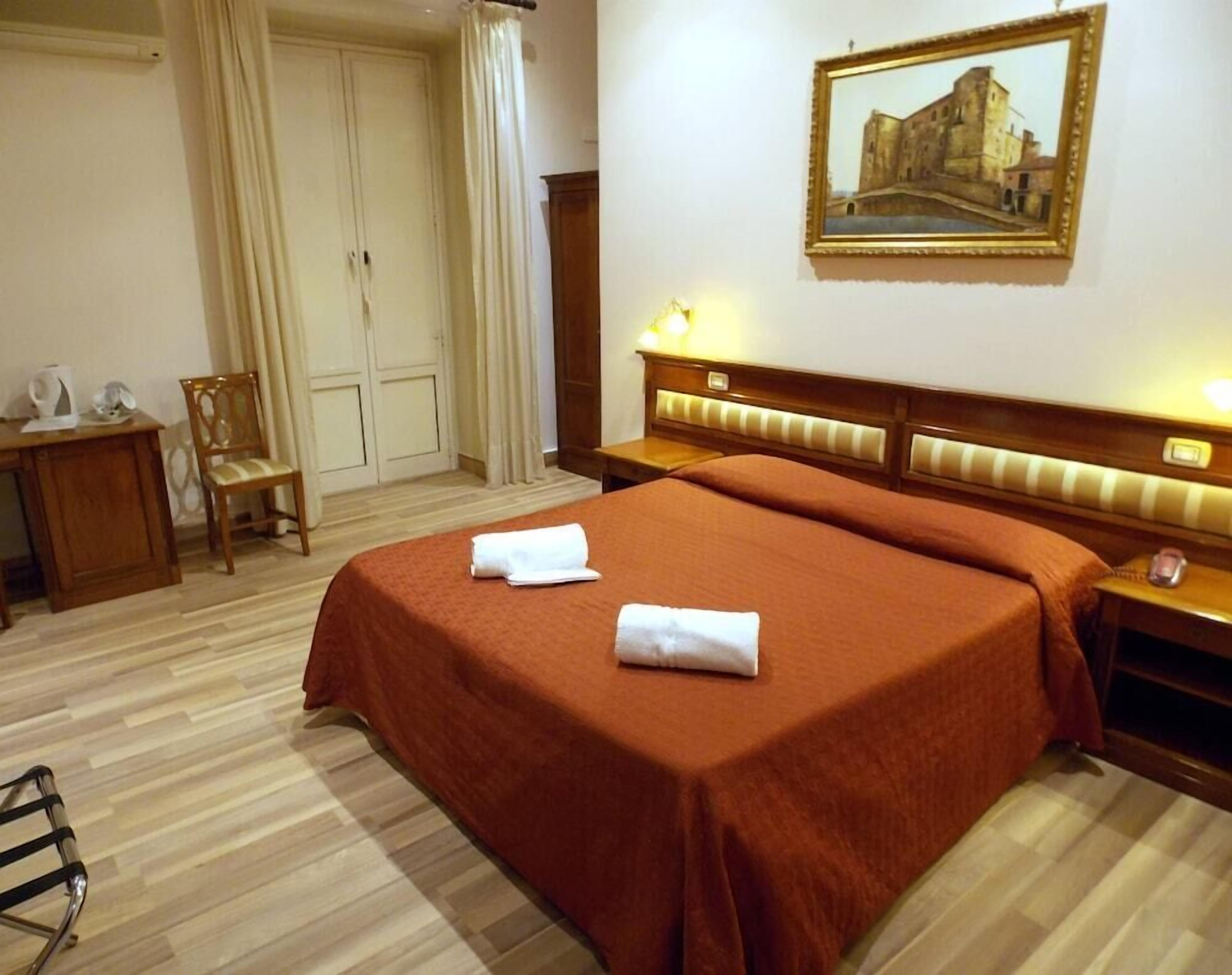 Minibar, cassaforte in camera, una scrivania, tende oscuranti