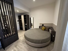 华丽双人房 | 迷你吧、客房内保险箱、办公桌、遮光窗帘