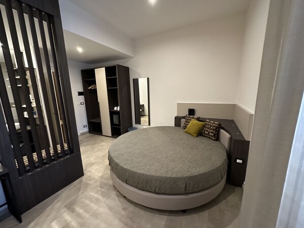 Deluxe Double Room | Minibar, in-room safe, desk, blackout drapes - Hotel Tonic (Palermo)