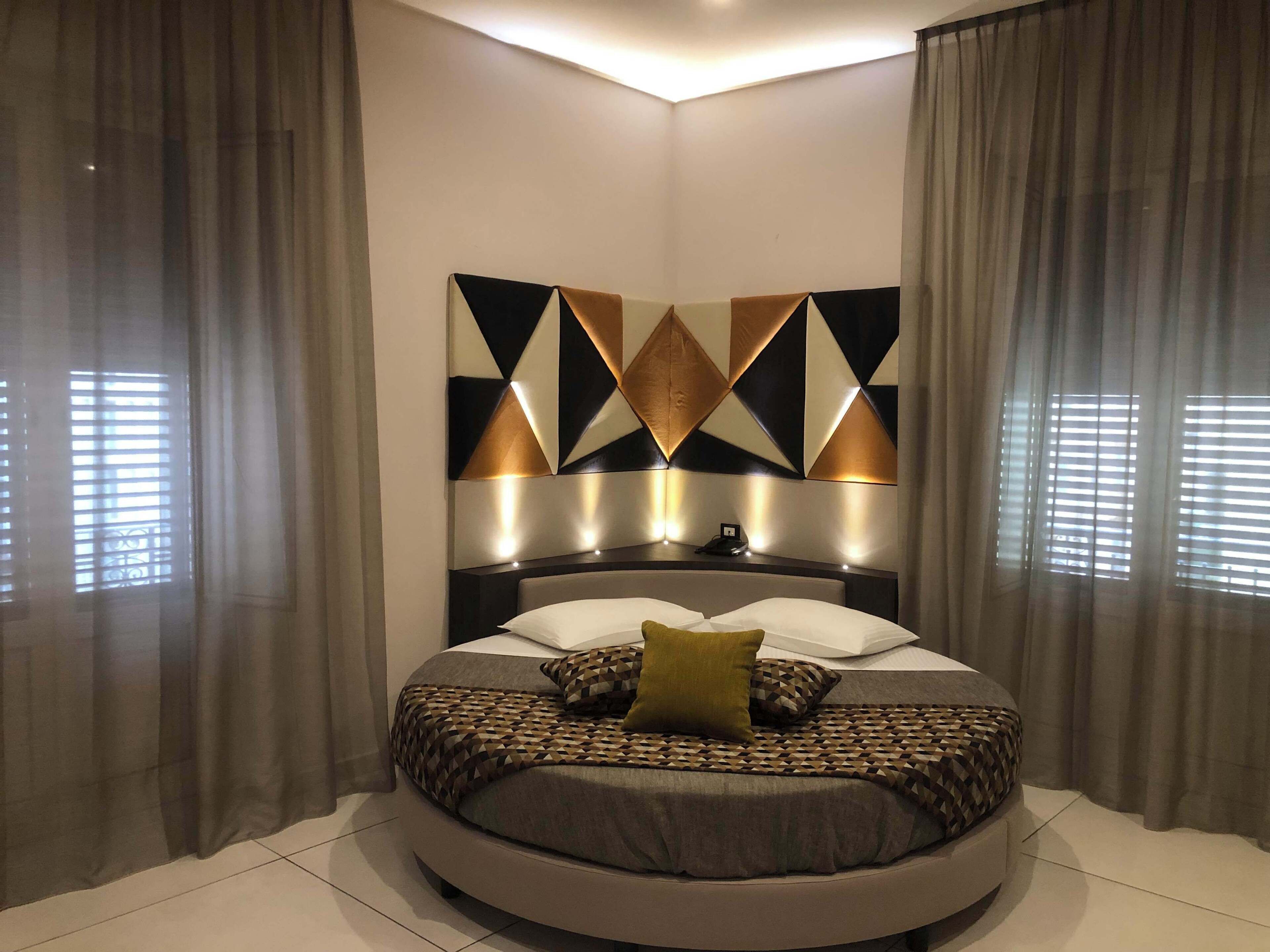 ميني بار وخزنة داخل الغرفة ومكتب وستائر تعتيم