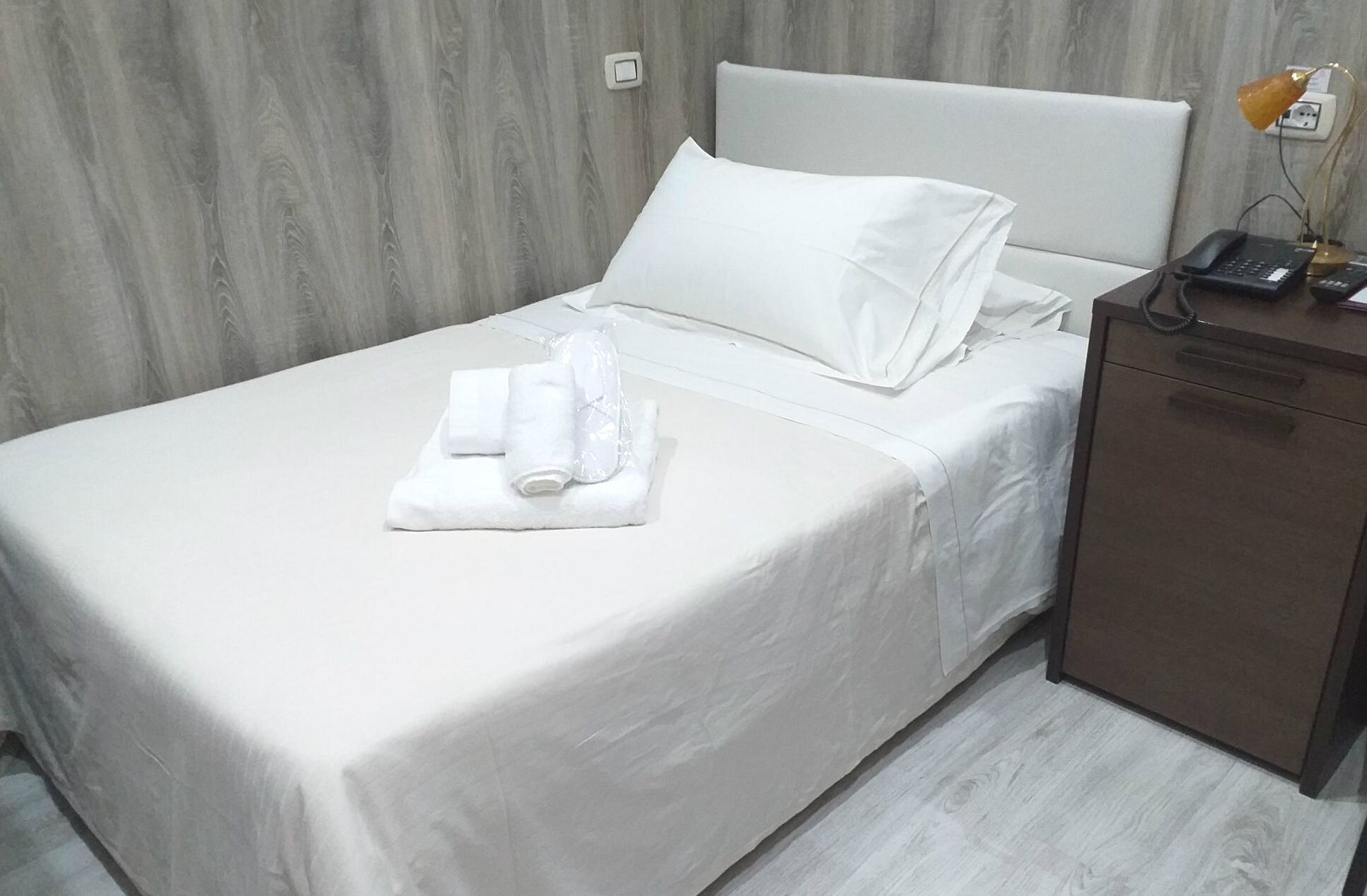 ميني بار وخزنة داخل الغرفة ومكتب وستائر تعتيم