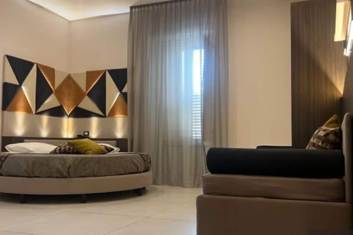 Minibar, caja de seguridad en la habitación y escritorio 