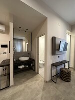 Douche, articles de toilette gratuits, sèche-cheveux, bidet