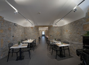 Tägliches kontinentales Frühstück (8 EUR pro Person)