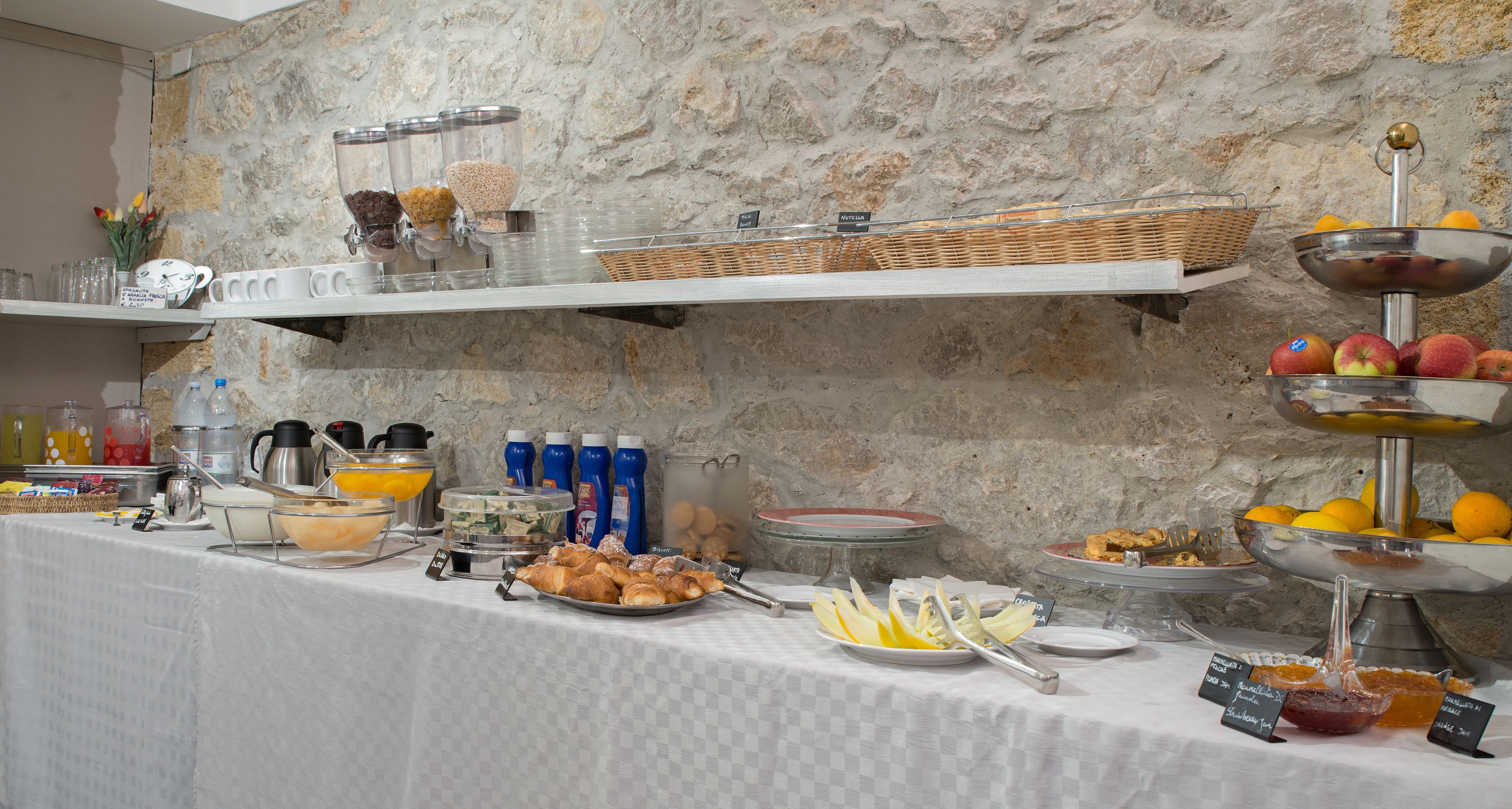 Daily continental breakfast (EUR 8 per person)