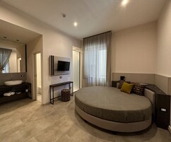 Doppia Deluxe | Minibar, cassaforte in camera, una scrivania, tende oscuranti