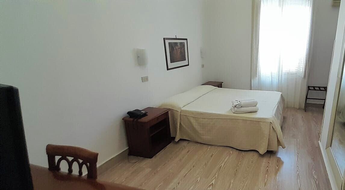 ميني بار وخزنة داخل الغرفة ومكتب وستائر تعتيم