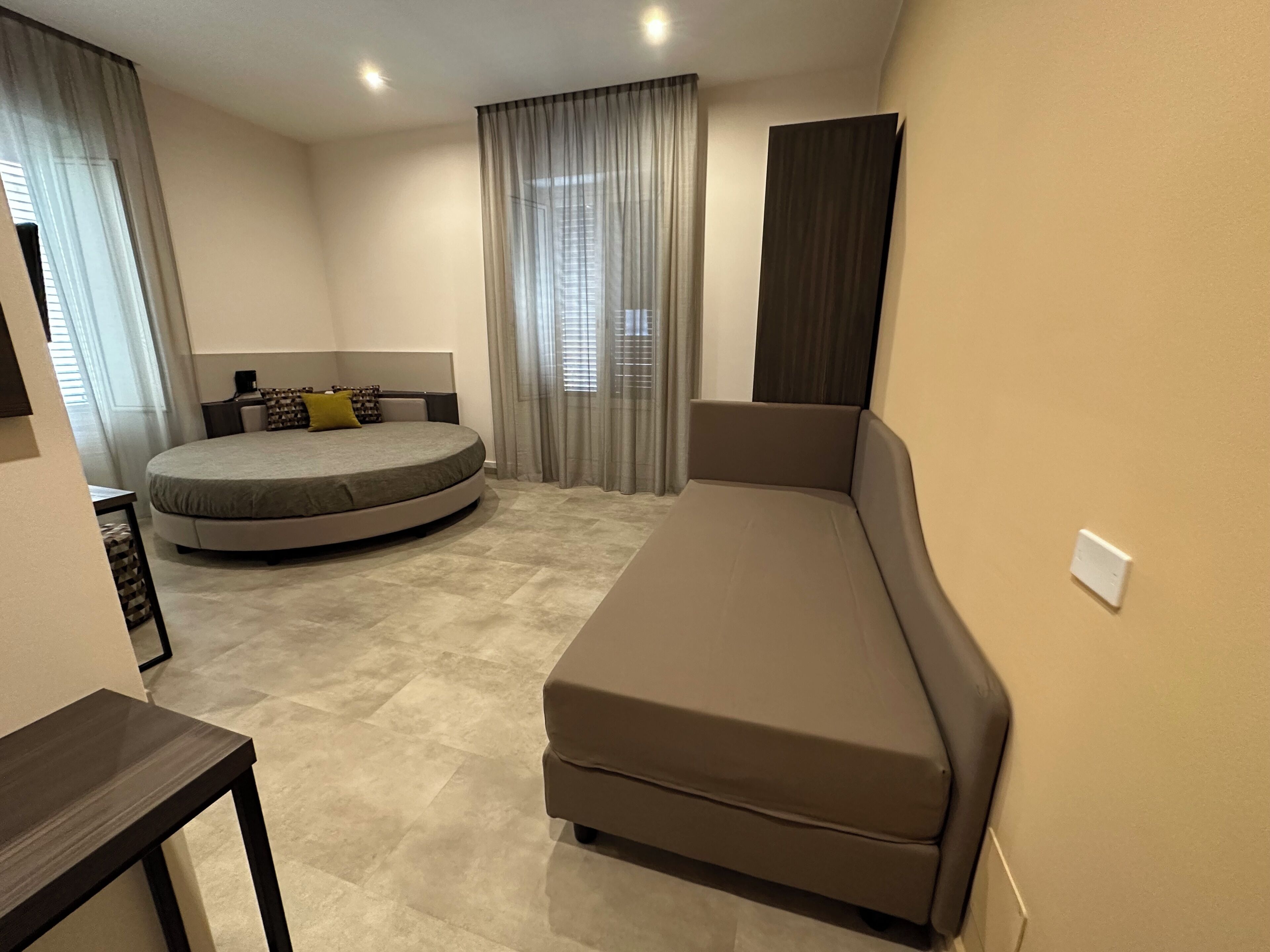 ميني بار وخزنة داخل الغرفة ومكتب وستائر تعتيم