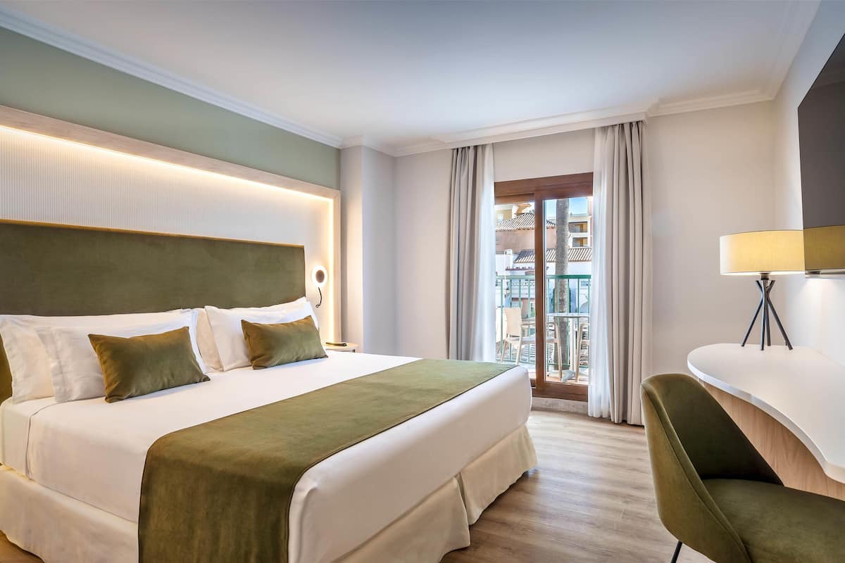 Premium bedding, pillowtop beds, minibar, in-room safe