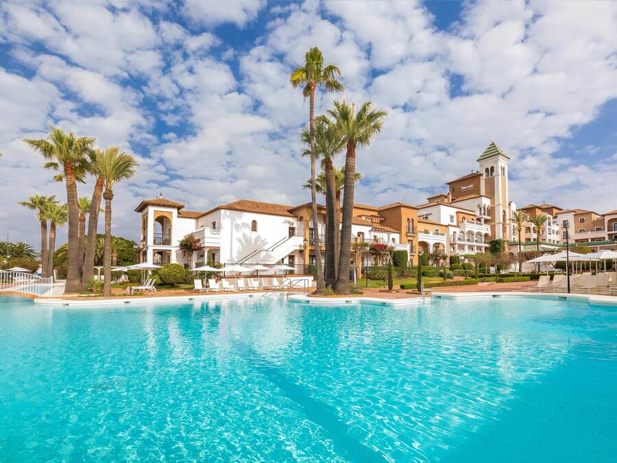 Sesongbasert utendørsbasseng, bassengparasoller og solsenger