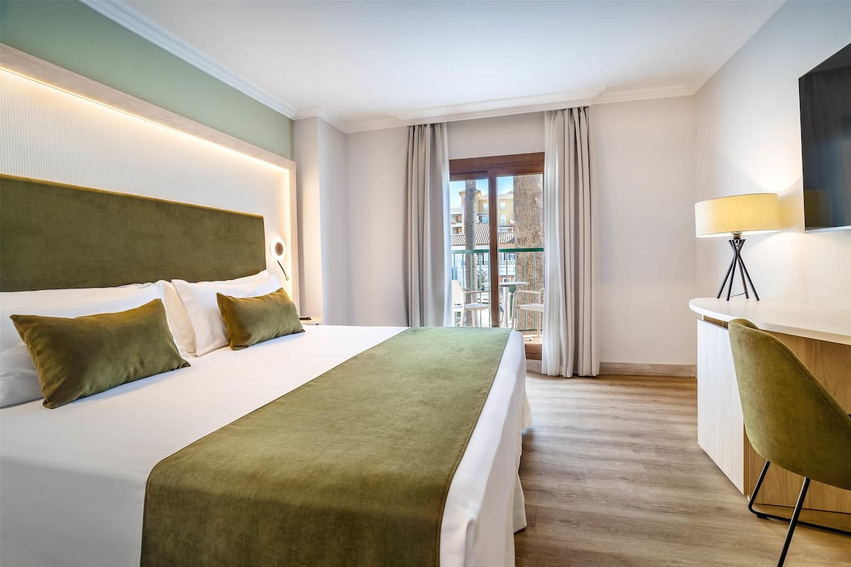 Premium bedding, pillowtop beds, minibar, in-room safe