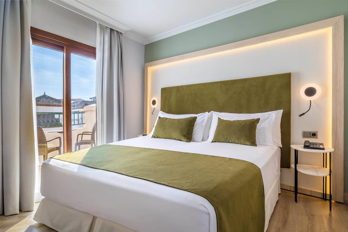 Premium bedding, pillowtop beds, minibar, in-room safe