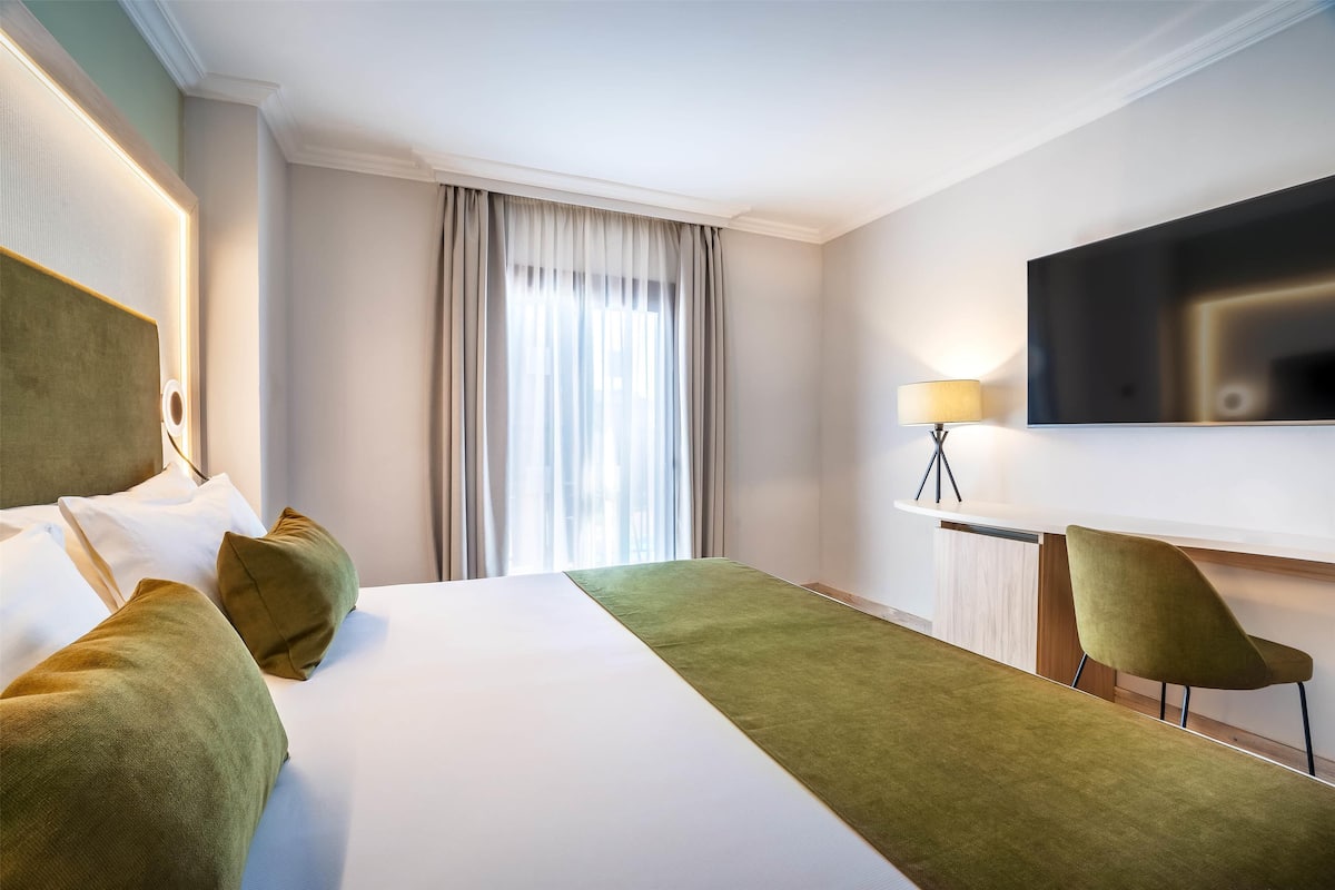 Premium bedding, pillowtop beds, minibar, in-room safe