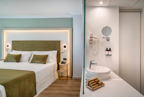 Deluxe Double Room, Terrace, Pool View | Bathroom