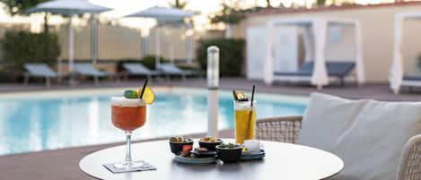 Poolside bar