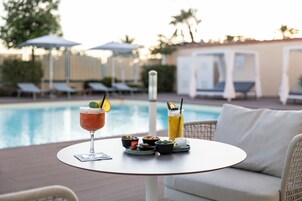 Poolside bar