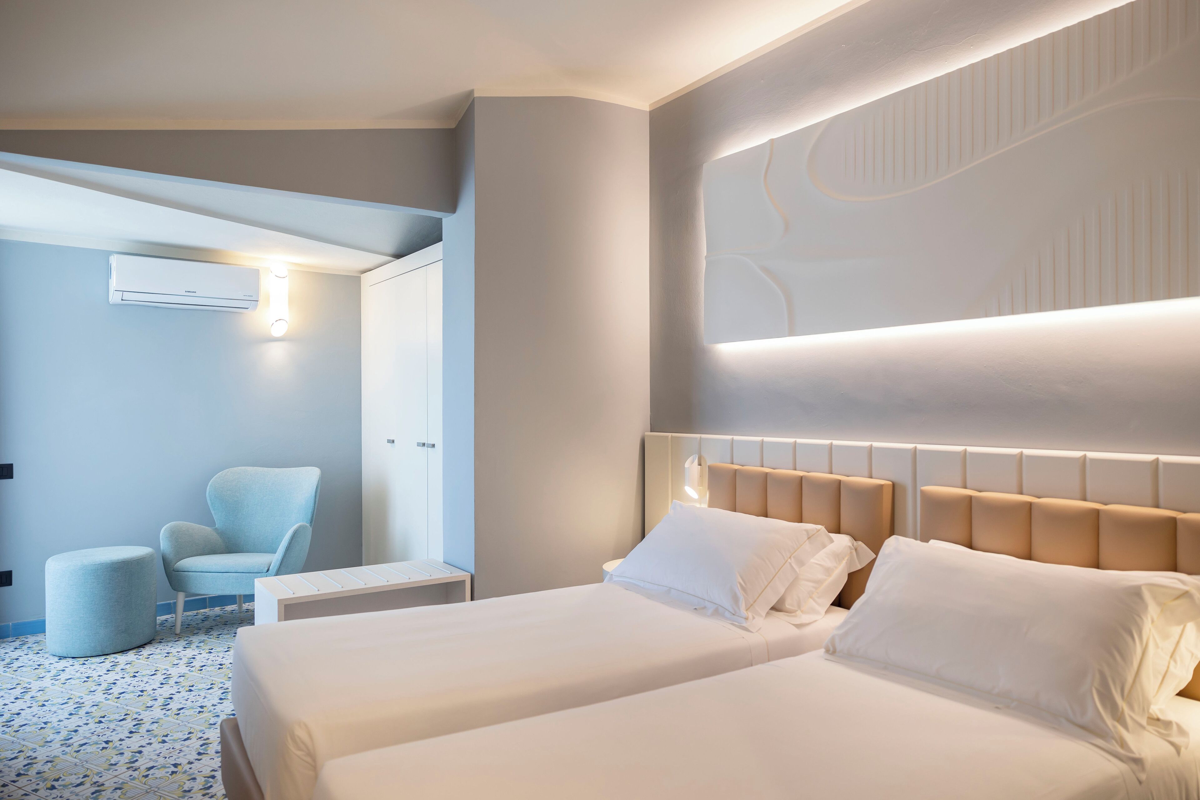 deluxe double or twin room, sea view | 1 bedroom, minibar, in-room safe, desk