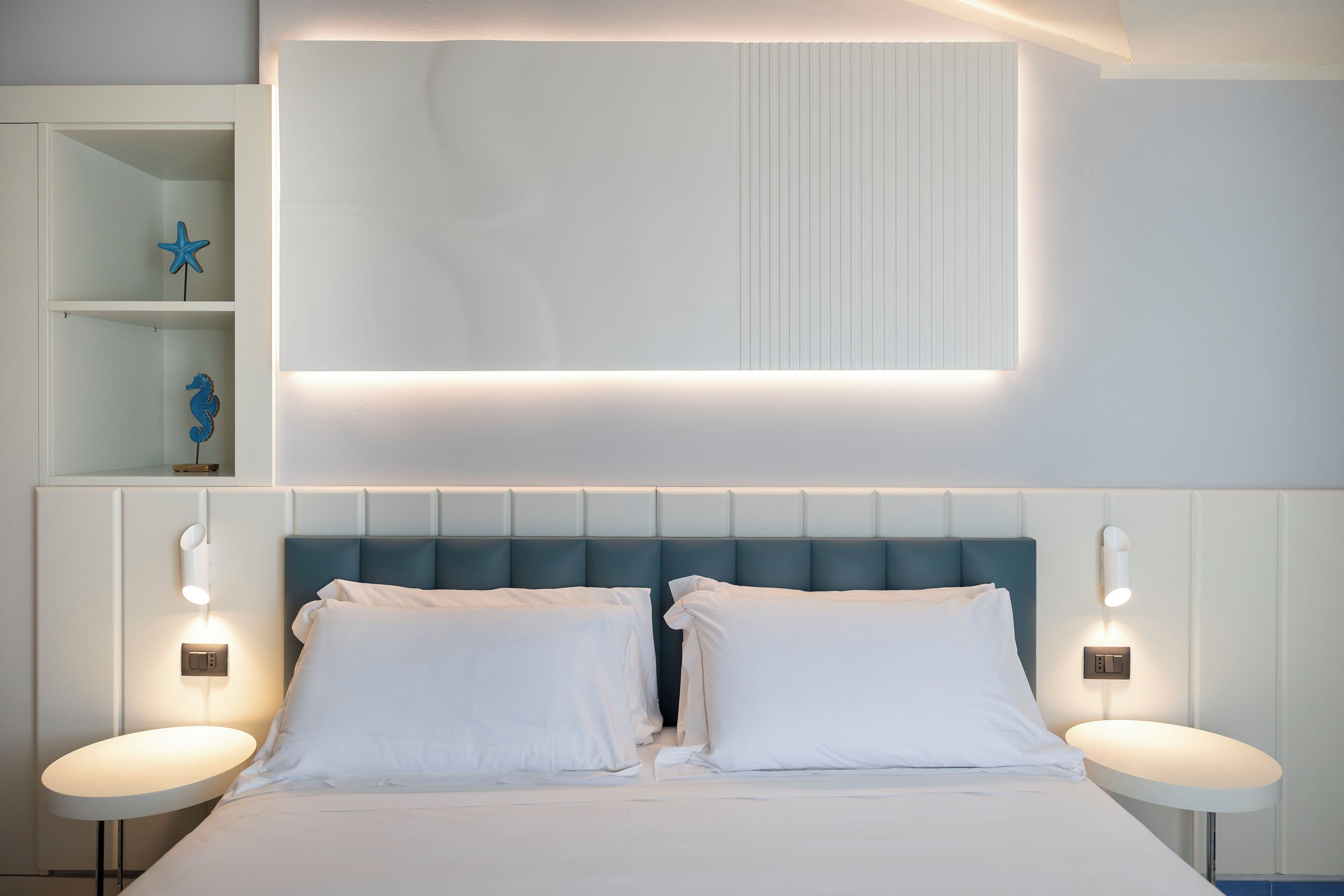 deluxe double or twin room, sea view | 1 bedroom, minibar, in-room safe, desk