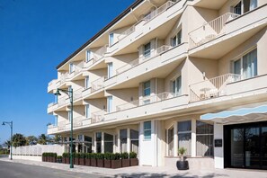 A multi-story hotel with balconies, large windows, and a modern architectural design. - Grand Hotel (Forte dei Marmi)