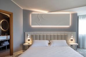Suite Junior Vista Mare | Minibar, in-room safe, desk, free WiFi