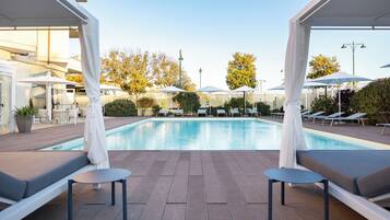 Außenpool, Sonnenschirme, Liegestühle