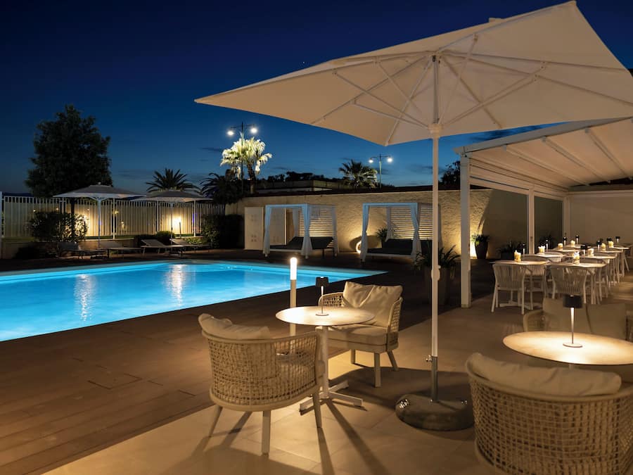 Outdoor pool, pool umbrellas, sun loungers