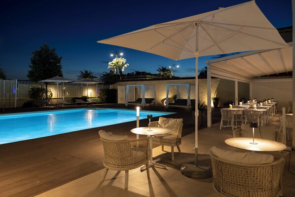 Outdoor pool, pool umbrellas, sun loungers - Grand Hotel (Forte dei Marmi)