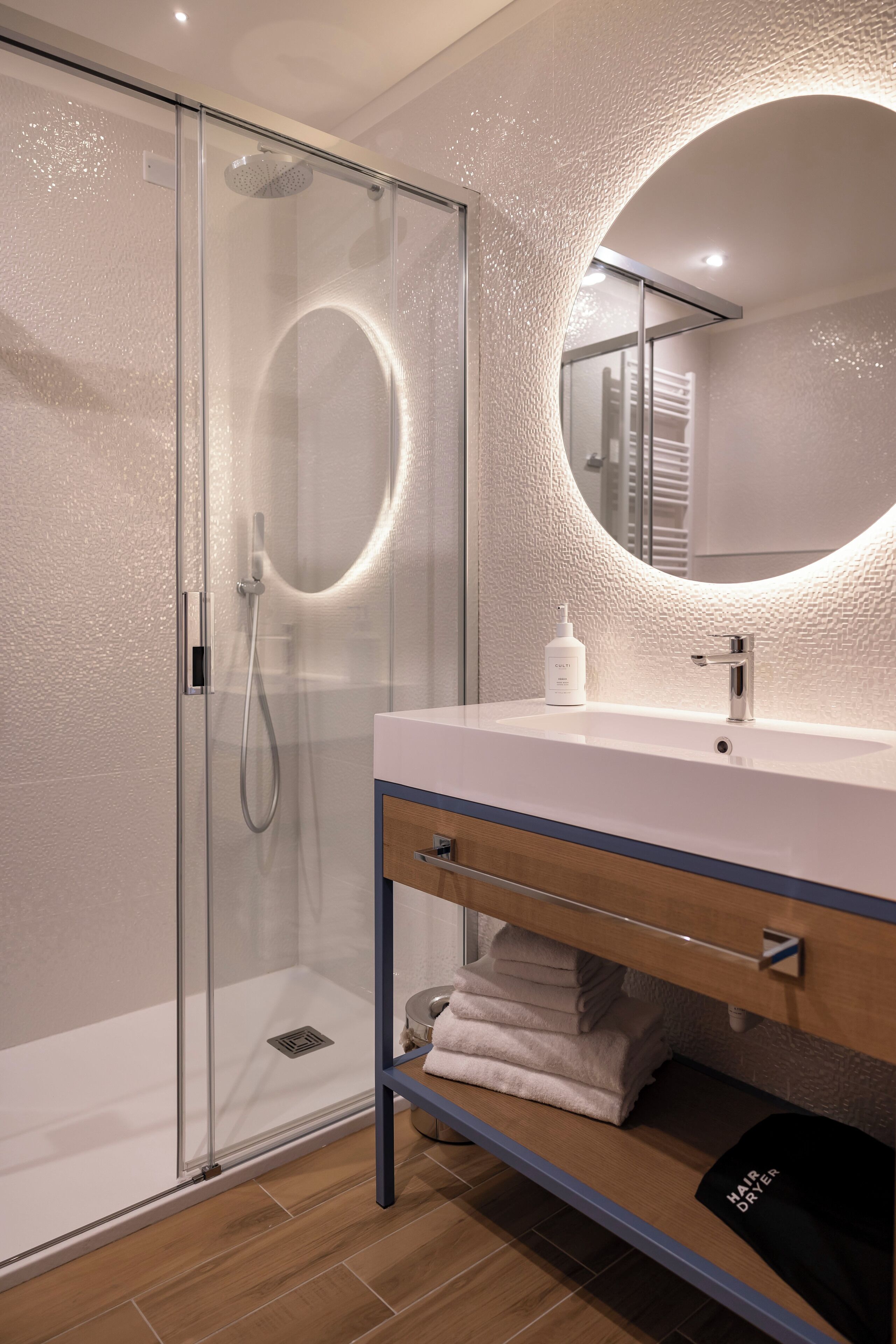 superior double or twin room, sea view | bathroom | shower, free toiletries, hair dryer, towels