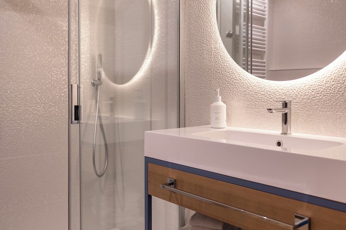 superior double or twin room, sea view | bathroom | shower, free toiletries, hair dryer, towels