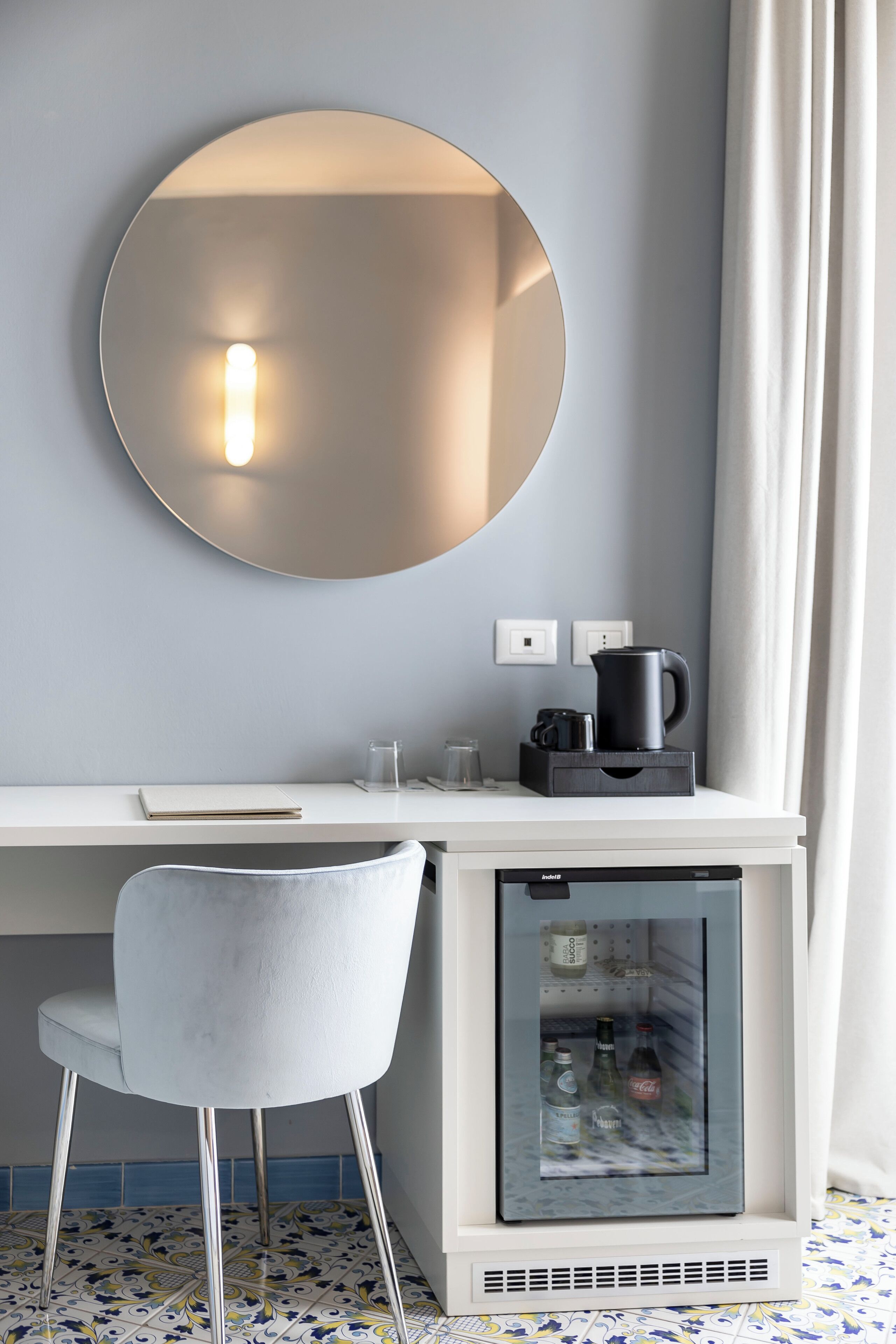 deluxe double or twin room, sea facing | 1 bedroom, minibar, in-room safe, desk