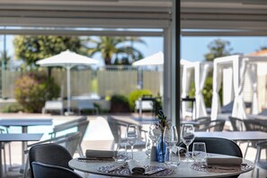 Petit déjeuner et dîner servis sur place