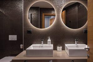 Suite Junior Fronte Mare | Badkamer | Een douche, gratis toiletartikelen, een haardroger, handdoeken