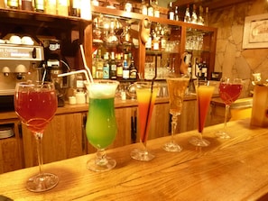 Serves breakfast and happy hour - Hotel Les Ancolies (Courchevel)