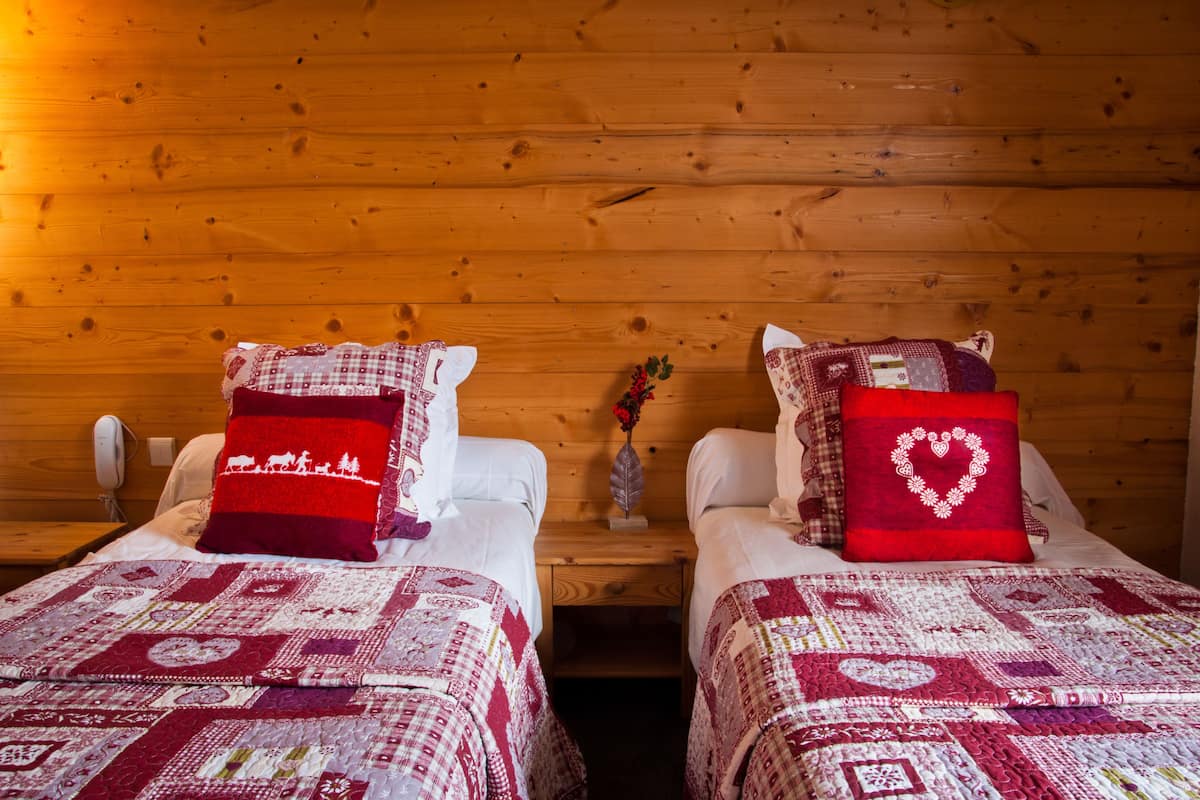 Hypoallergeen beddengoed, een kluis op de kamer, een bureau