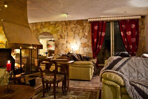 Det finns frukost och happy hour