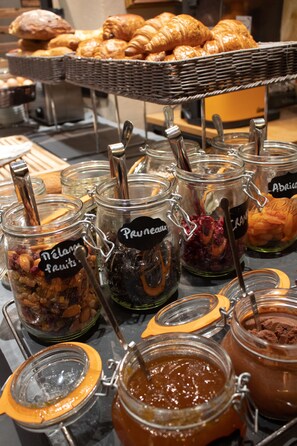 Un buffet proposant une variété de plats et d'accompagnements.