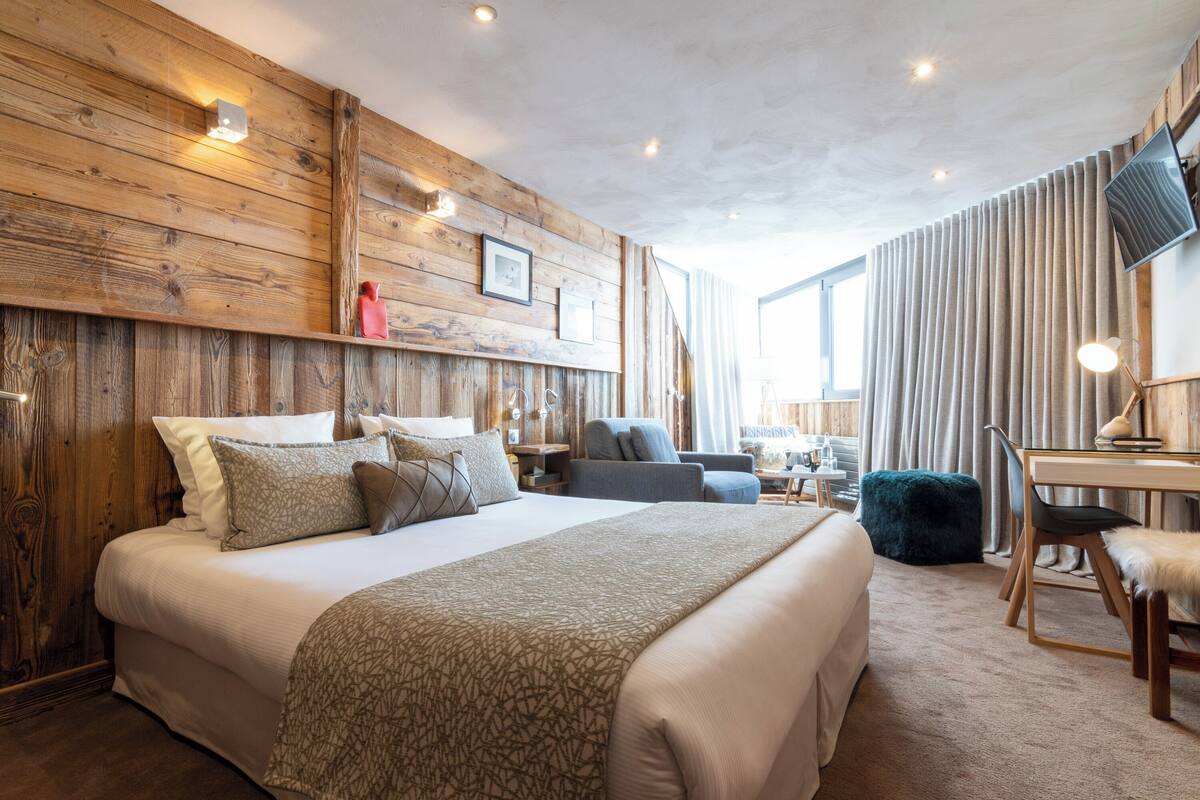 2 bedrooms, in-room safe, desk, blackout drapes