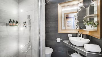 Cocoon Veranda bedroom | Bathroom | Hair dryer, bathrobes, slippers, towels