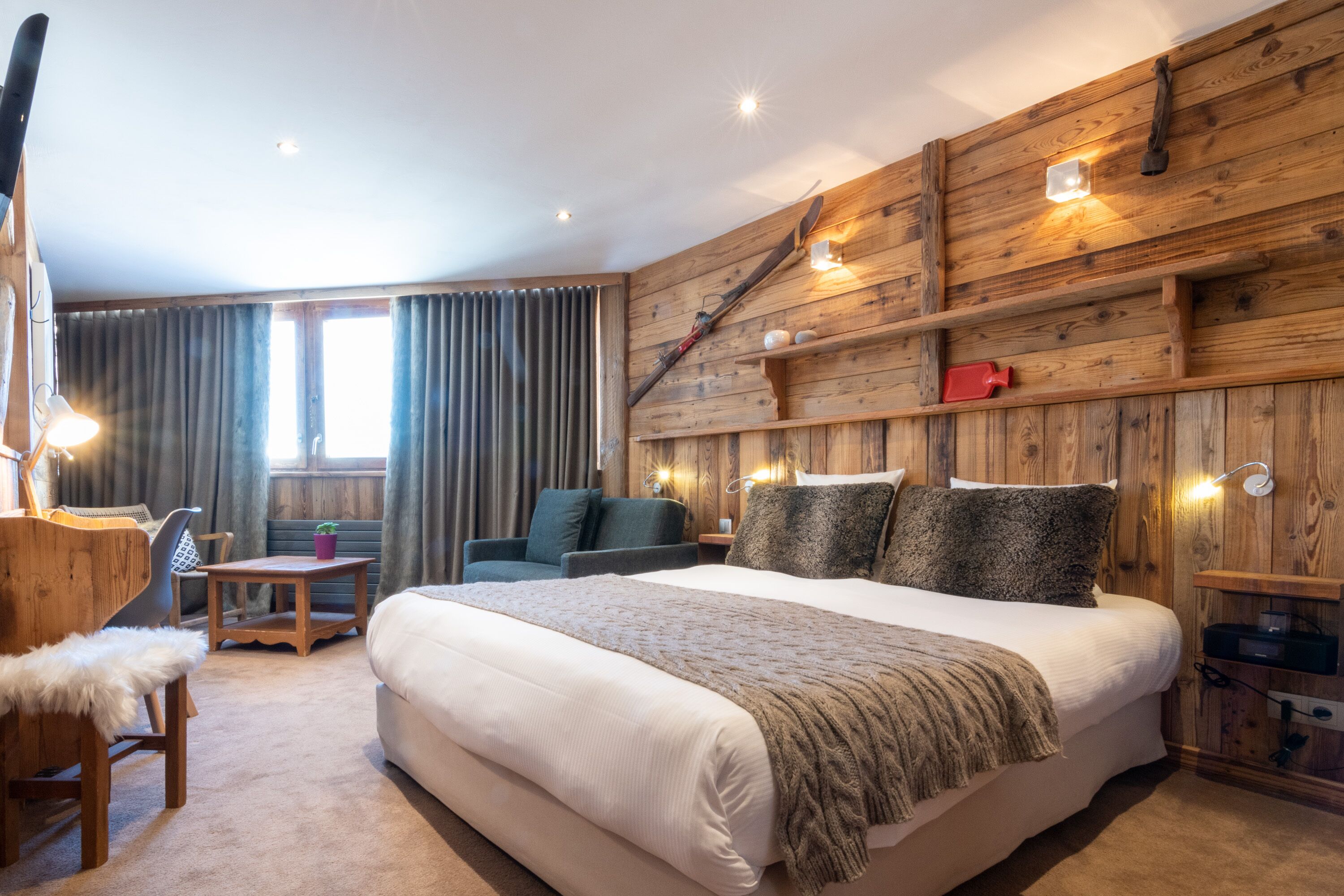 privilege suite with whirlpool | 2 bedrooms, in-room safe, blackout curtains, free wifi