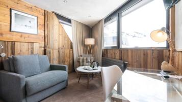 Chambre Cocoon Véranda - Triple | Woonruimte | Een 40-inch televisie met kabelzenders