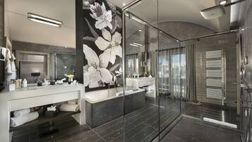 Un baño moderno con cabina de ducha de vidrio, un espejo grande y un panel decorativo en la pared.