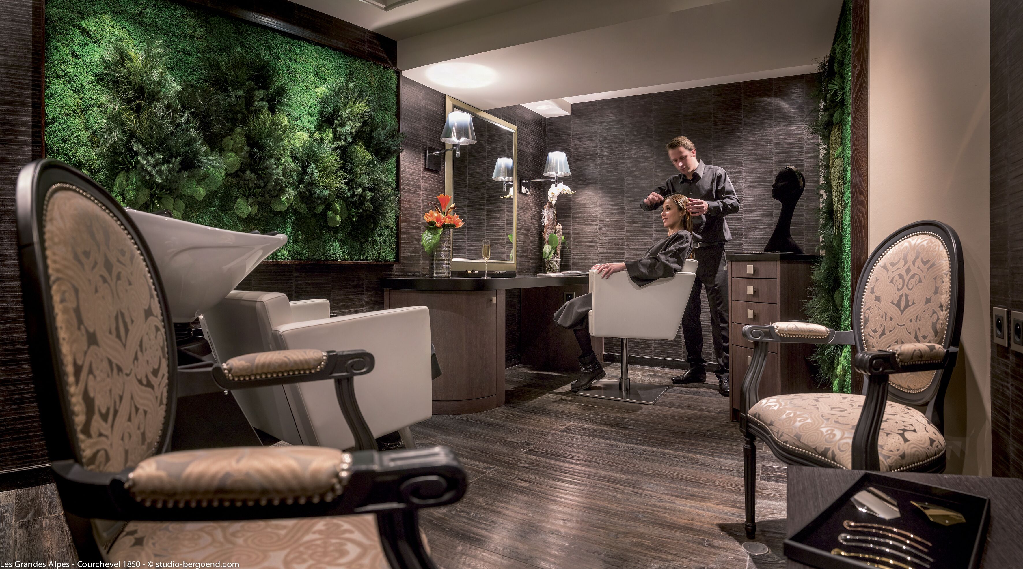 Un intérieur moderne avec un mur végétal, un espace bar et des sièges.