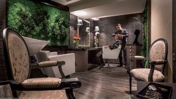 Un intérieur moderne avec un mur végétal, un espace bar et des sièges.