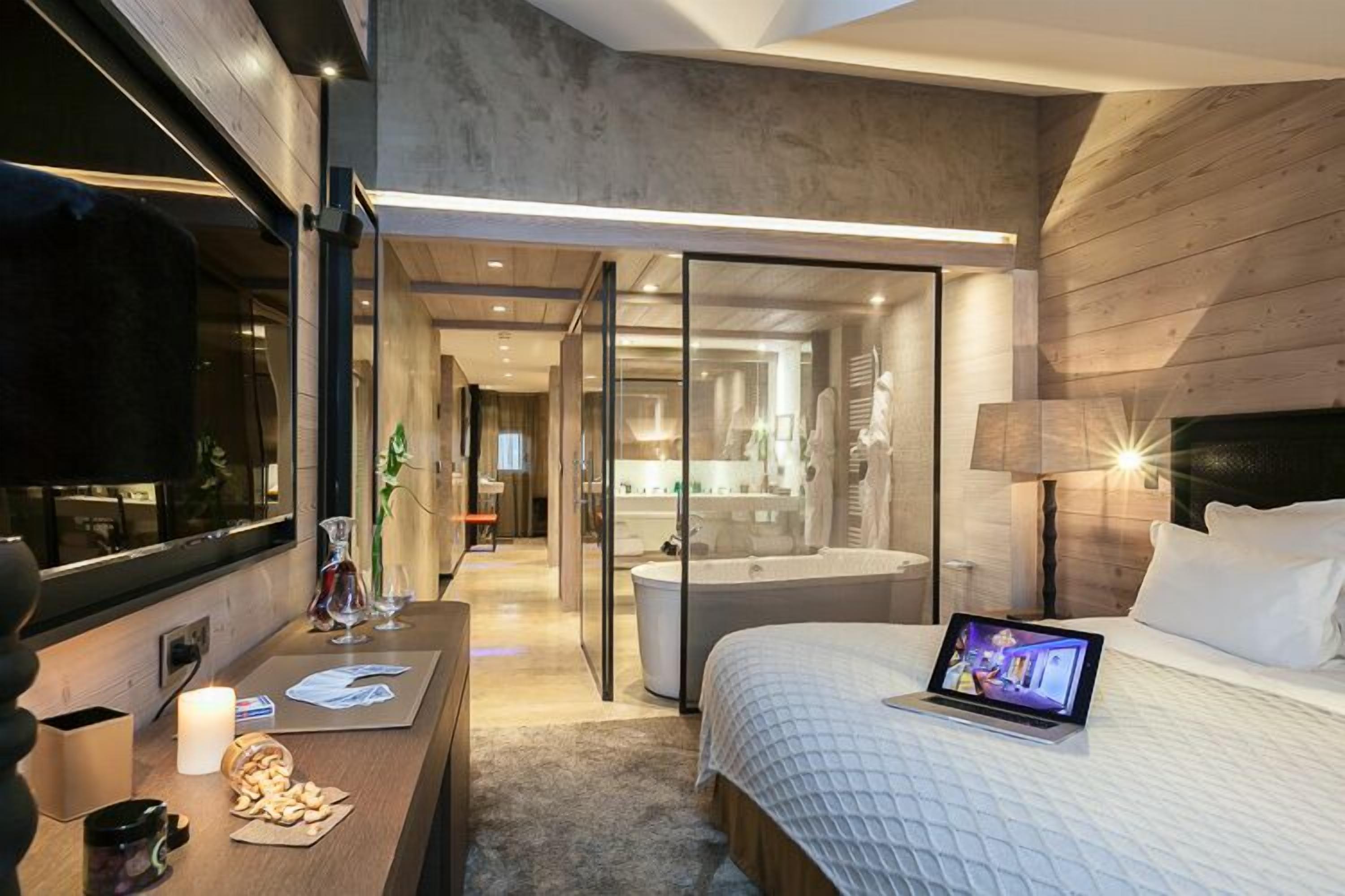 Apartment, 3 Bedrooms (Onyx) | In-room safe, individually decorated, individually furnished, desk