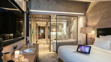 Apartment, 3 Bedrooms (Onyx) | In-room safe, individually decorated, individually furnished, desk