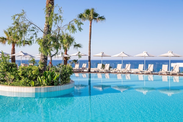 Inomhuspool, 4 utomhuspooler, parasoller och solstolar