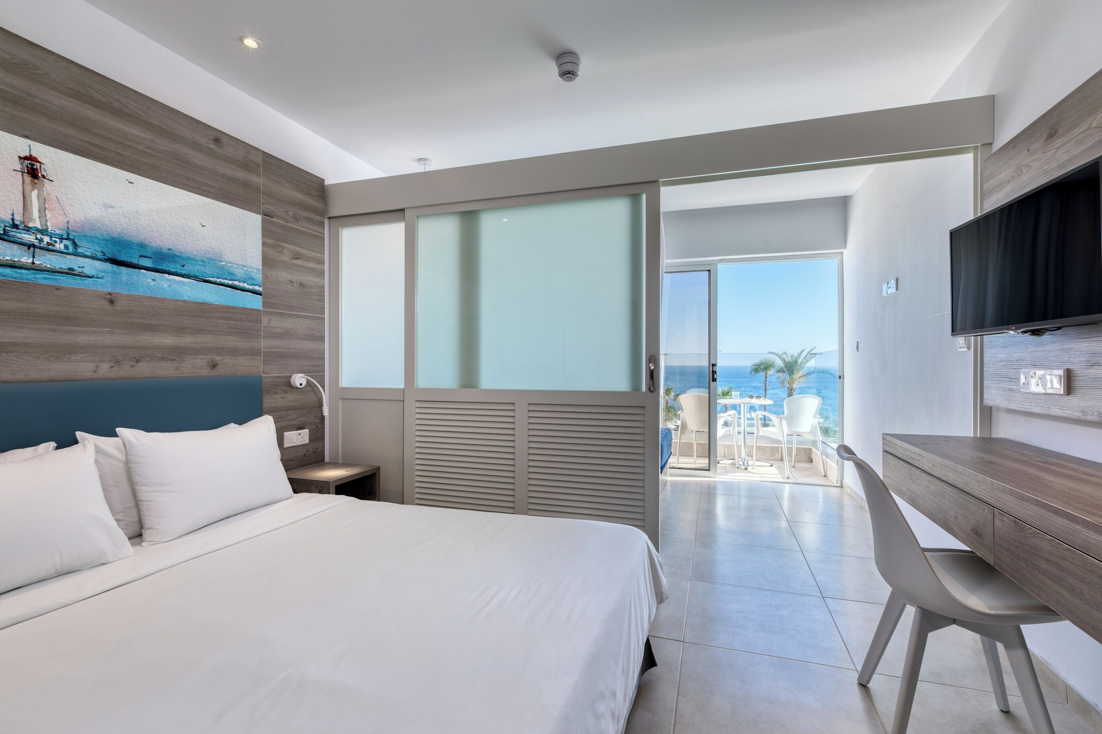 Family Room Sea View (Garden Area) | Escritorio, tabla de planchar con plancha, wifi gratis y ropa de cama 