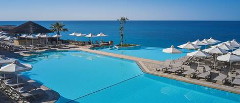 Piscine couverte, 4 piscines extérieures, parasols de plage