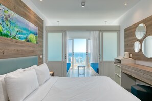 Family Room Sea View | Escritorio, tabla de planchar con plancha, wifi gratis y ropa de cama