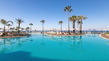 Een binnenzwembad, 4 buitenzwembaden, parasols voor strand/zwembad